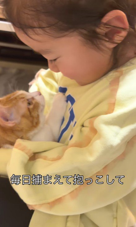子猫を抱く女の子