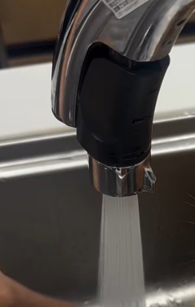 蛇口から流れる水