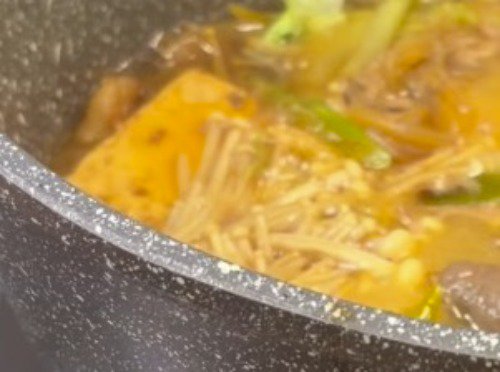 鍋の中で煮える野菜