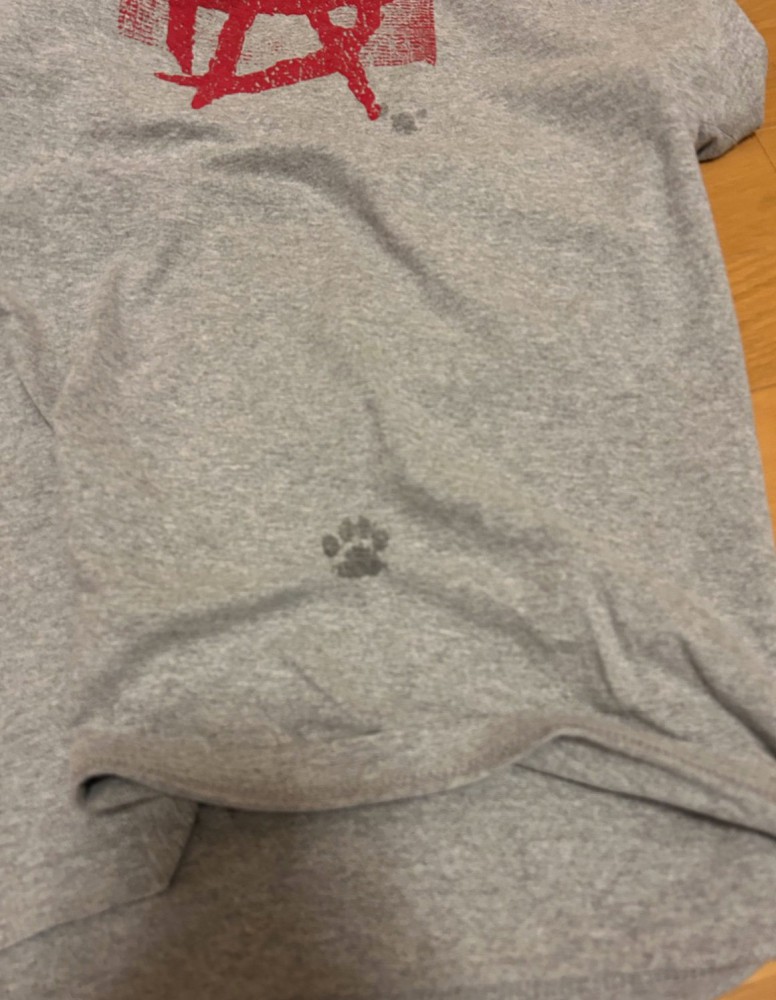 足跡がついた服