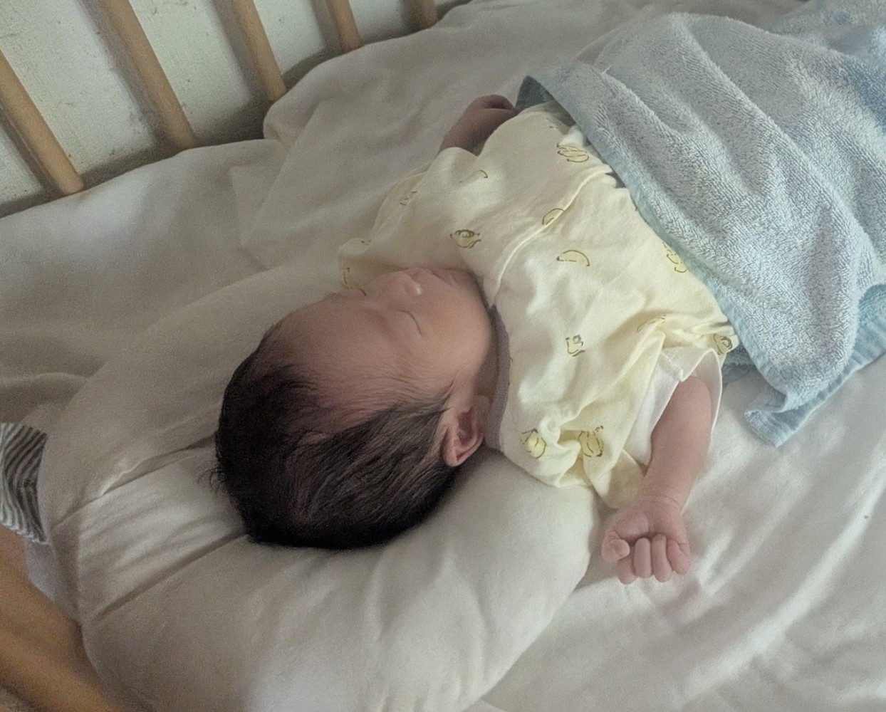 ベビーベッドで眠る赤ちゃん