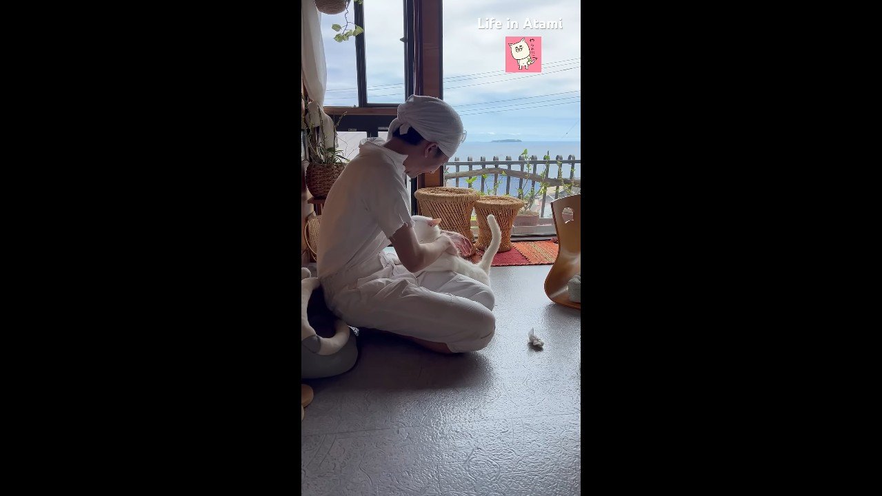 太ももの上に乗った姿