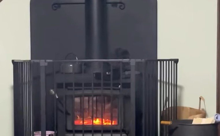 ストーブの中で燃える炎