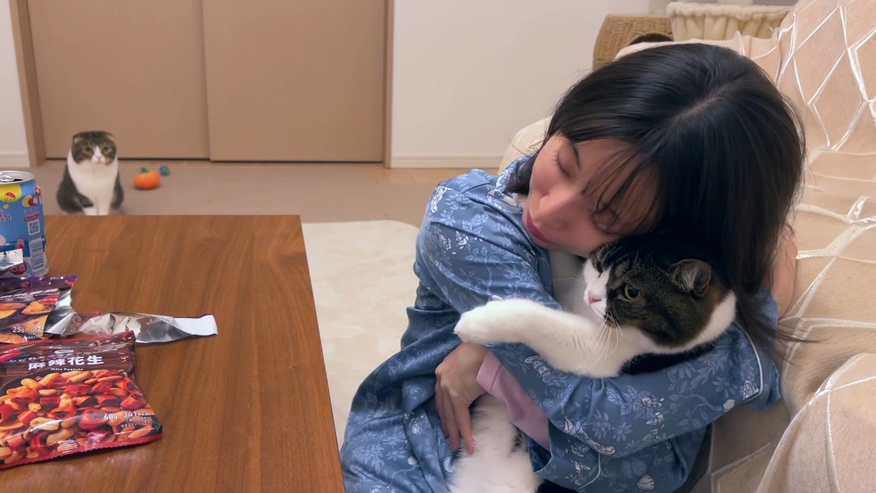 遠くからじっと見つめて