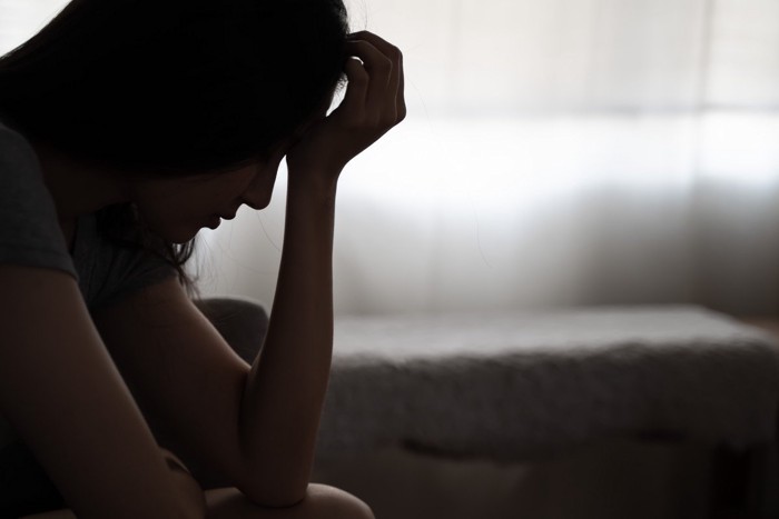悩む女性