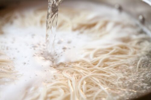 そうめんを茹でる