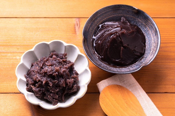 お皿に盛られた形状の異なる2種類のあんこ