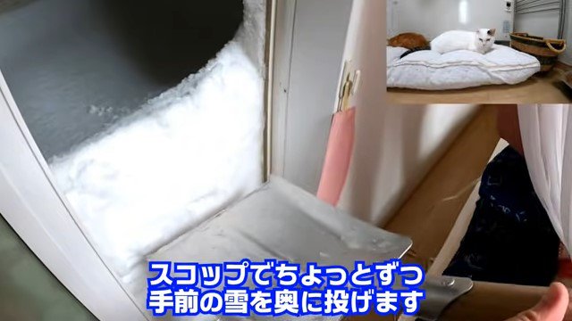 窓辺の雪とスコップ