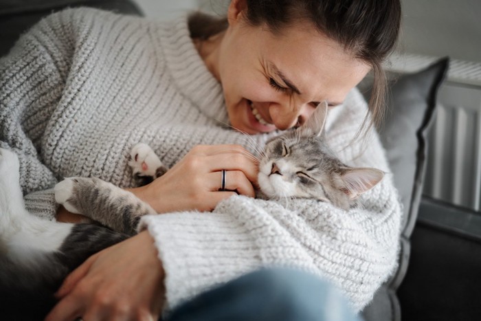 幸せそうに猫を抱く猫