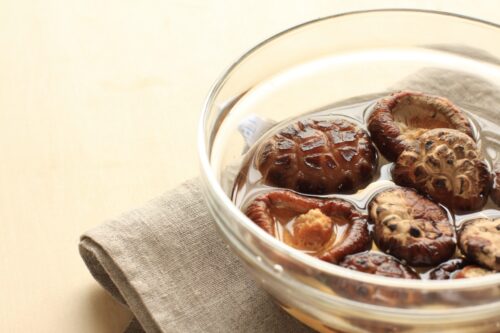 水につけている干しいたけ