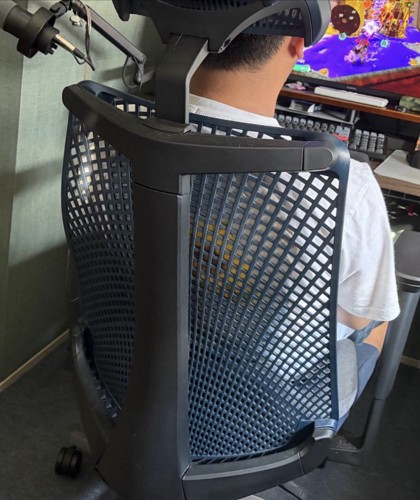 ゲームをしている男性