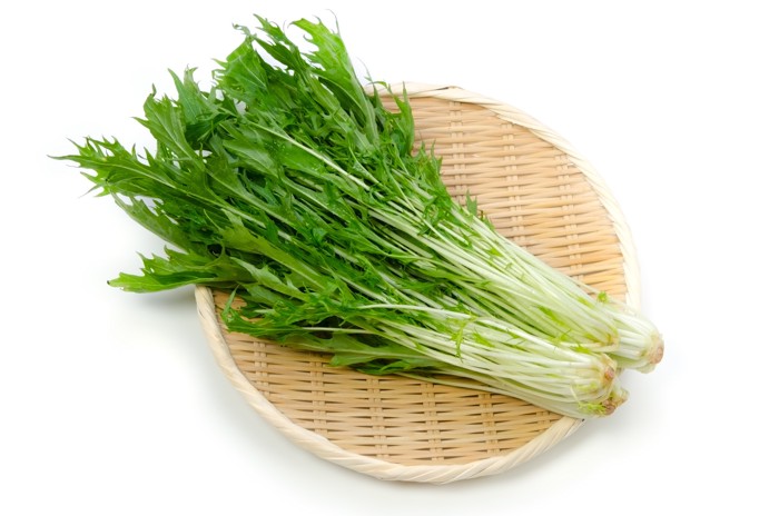 ざるの上に盛られた水菜