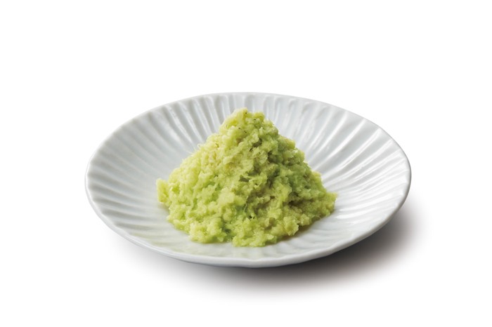 山型に盛られた小皿の上のわさび