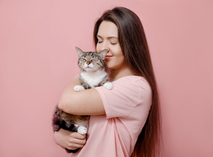 抱っこされる猫