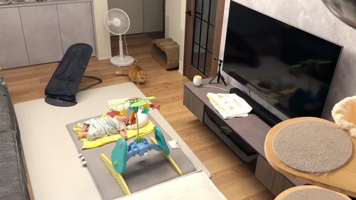 赤ちゃんの側に