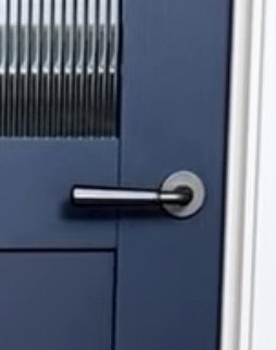 青いドアについたドアノブ