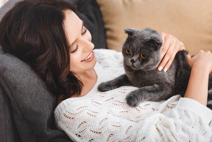 女性と猫