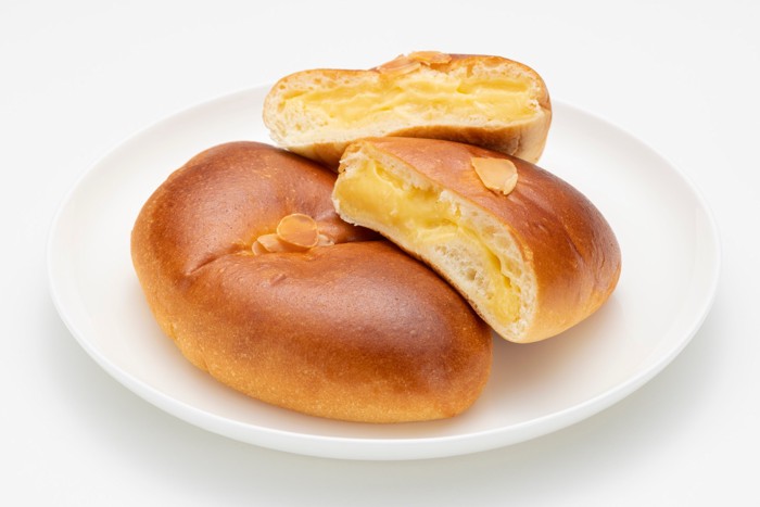 お皿の上に置かれたクリームパン