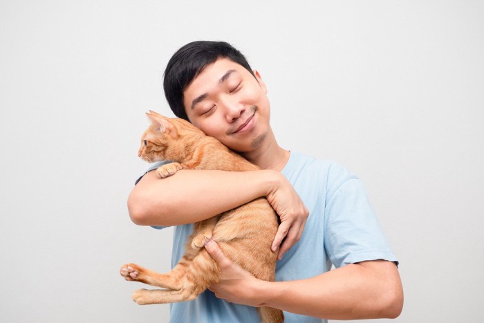 猫を抱く男性