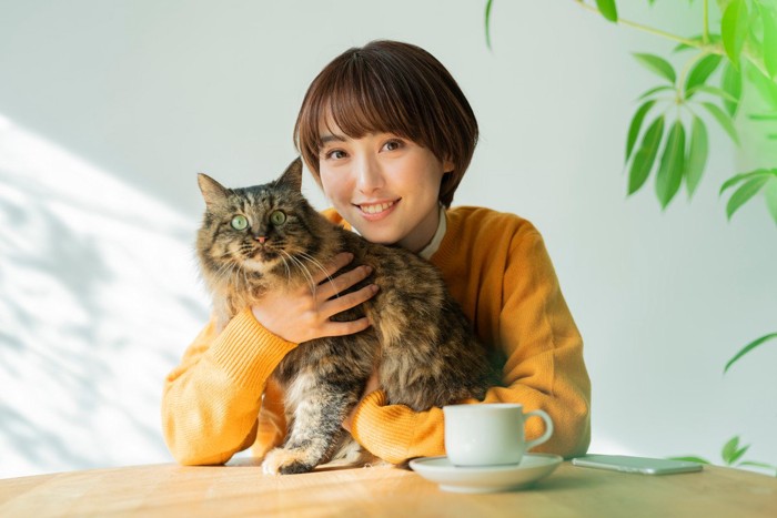 猫とくつろぐ女性