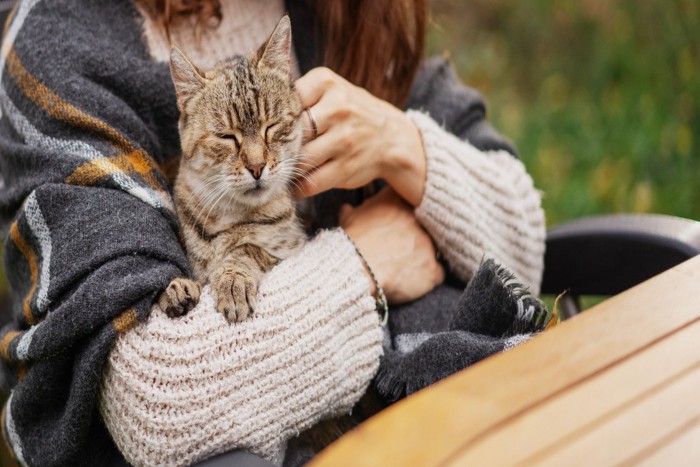 猫を抱きしめる女性