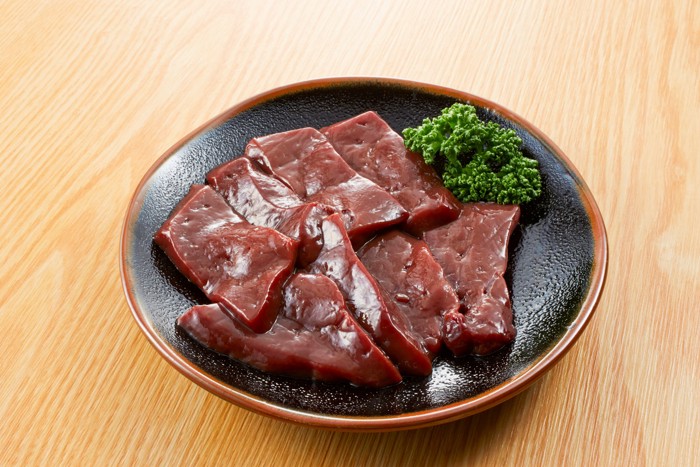 お皿に並べられた牛レバー