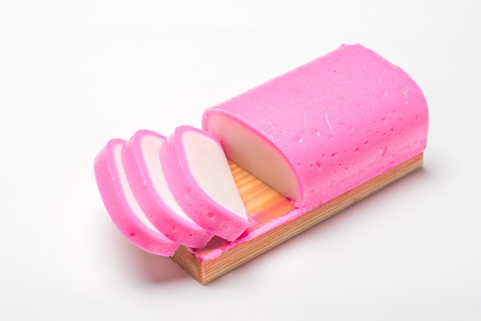 一部がカットされて断面が見える板かまぼこ