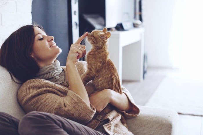 鼻ツンする女性と猫