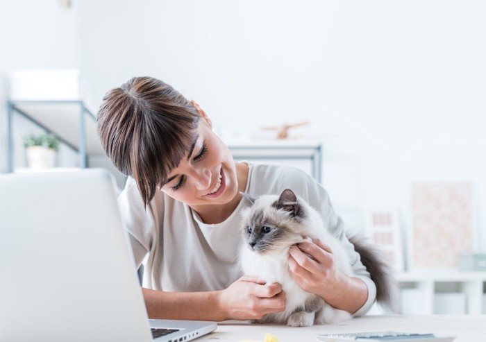 女性と猫