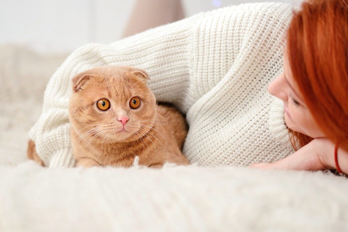 女性と猫