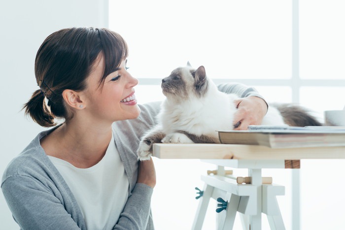 女性と猫