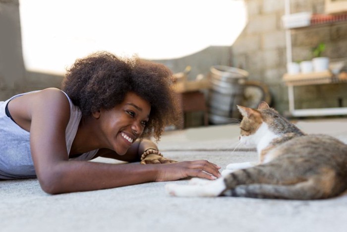 猫と女性