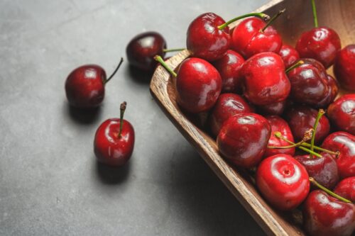 皿とさくらんぼ