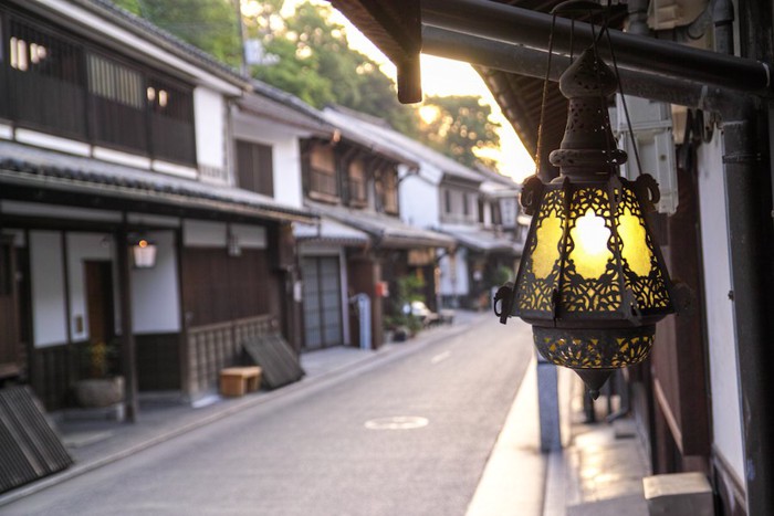 美観地区の道と店先のランプ