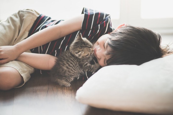 男の子と子猫