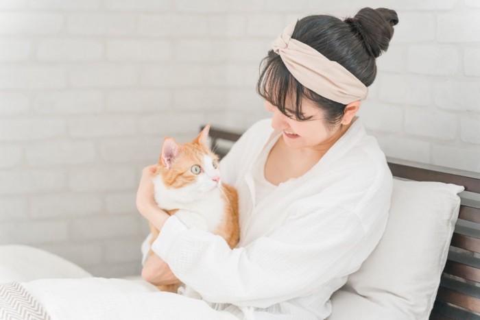 猫をなでる日本人女性