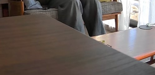 ソファに座っている男性の足