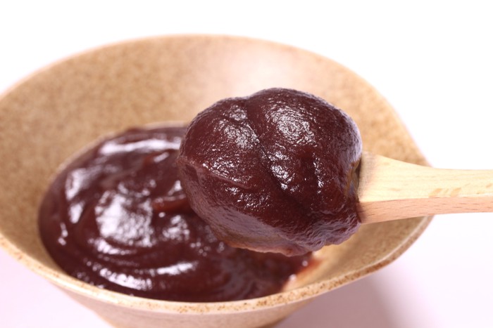 ペースト状にしたあんこをスプーンですくっている様子