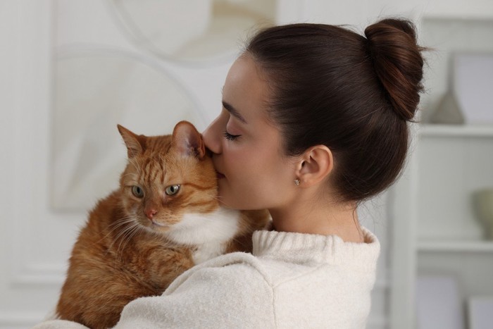 猫にキスする女性