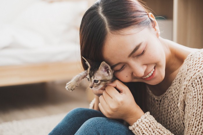 子猫を抱きしめる女性