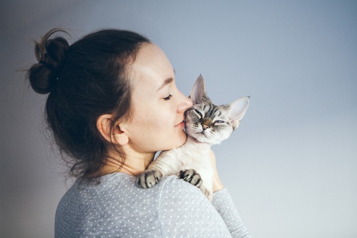 猫にキスをする女性