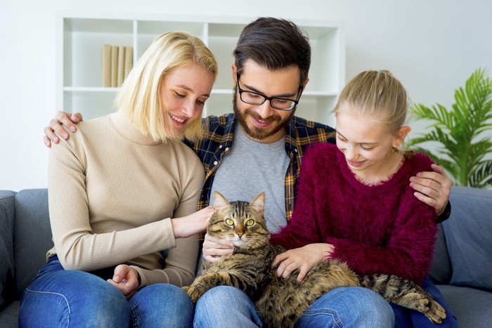 3人家族と膝の上の猫