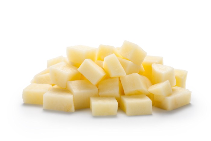 キューブ状に小さくカットされたじゃがいも