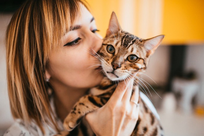 猫にキスする女性