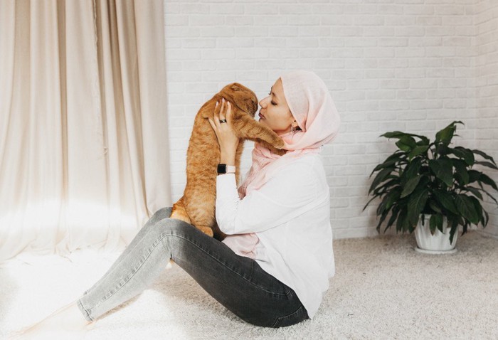 マレーシア人女性に抱かれる猫