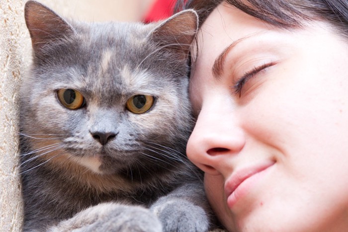 女性と猫