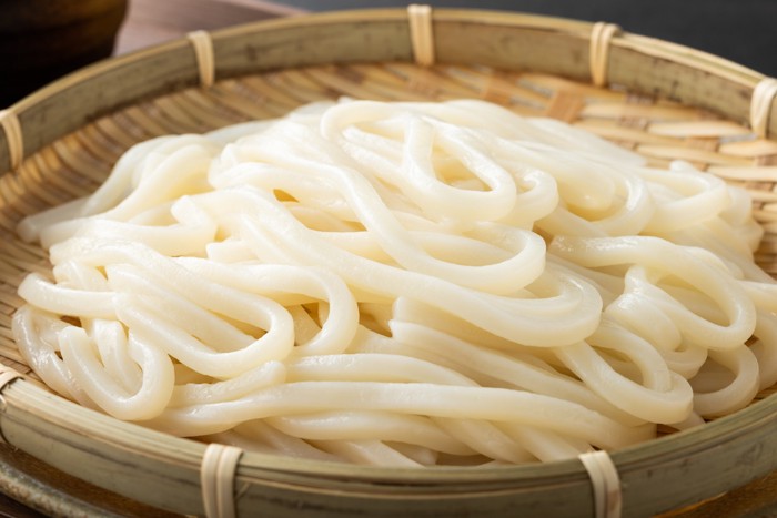 ざるに盛られたうどん