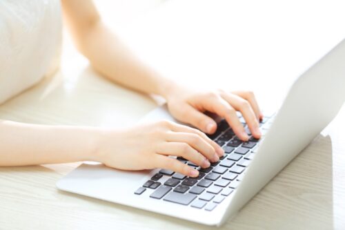 サイトを見る女性