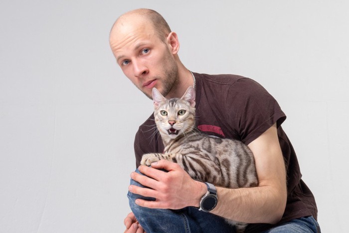 坊主のおじさんを守る?猫