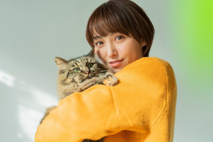 猫を抱く女性